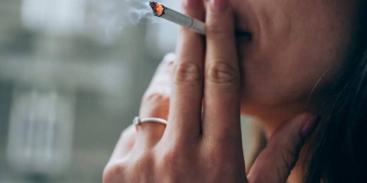 İş yerində siqaret çəkənlər CƏRİMƏLƏNƏCƏK