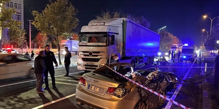 Avtomobil TIR-a çırpıldı: 1 ölü, 1 yaralı