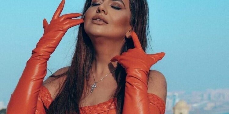 Fotoşopla incə görünmək istədi - gülüş doğurdu - VİDEO