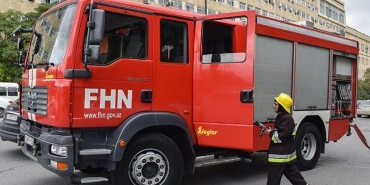 Bakıda binada yanğın - 2 nəfər tüstüdən zəhərləndi