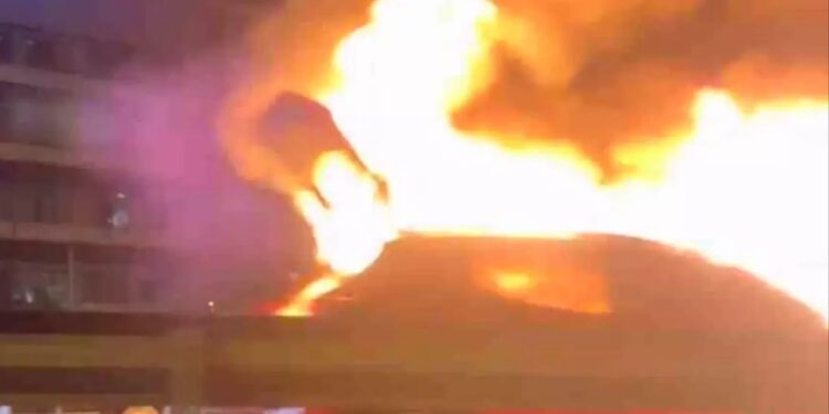 Hərəkətdə olan avtomobil yandı