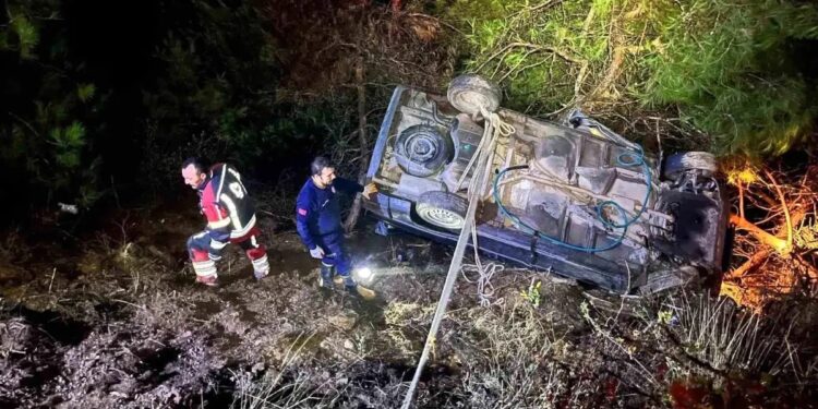 Avtomobil dərədən aşdı: 5 yaralı