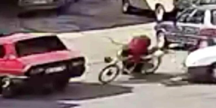 Minik avtomobili və motosiklet toqquşdu: 15 yaşlı sürücü yaralandı