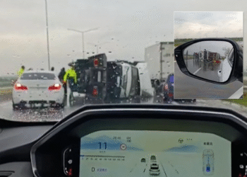 Evakuator üzərində olan avtomobillə birlikdə aşdı