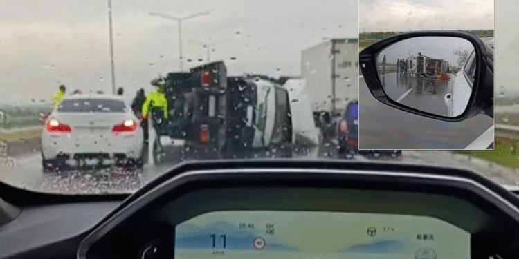 Evakuator üzərində olan avtomobillə birlikdə aşdı