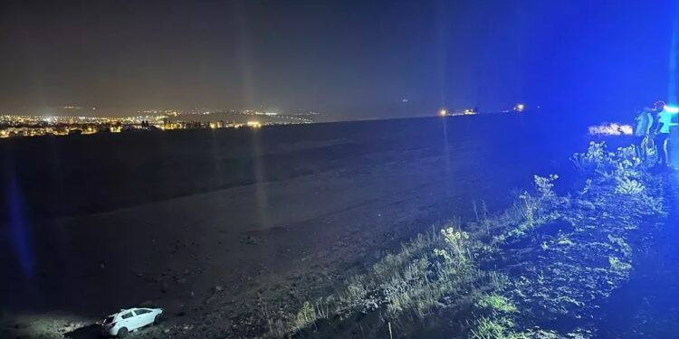 Avtomobil yol kənarına aşdı: 2 yaralı