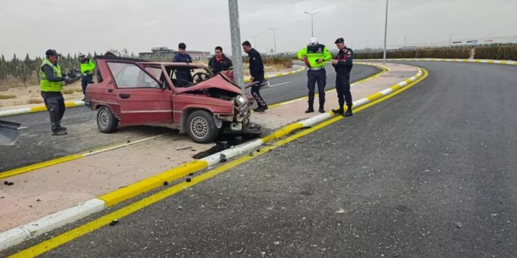 Avtomobil işıq dirəyinə çırpıldı: Sürücü öldü, arvadı yaralandı