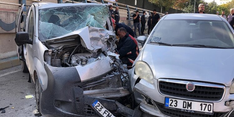 İki avtomobil toqquşdu: 1 ölü