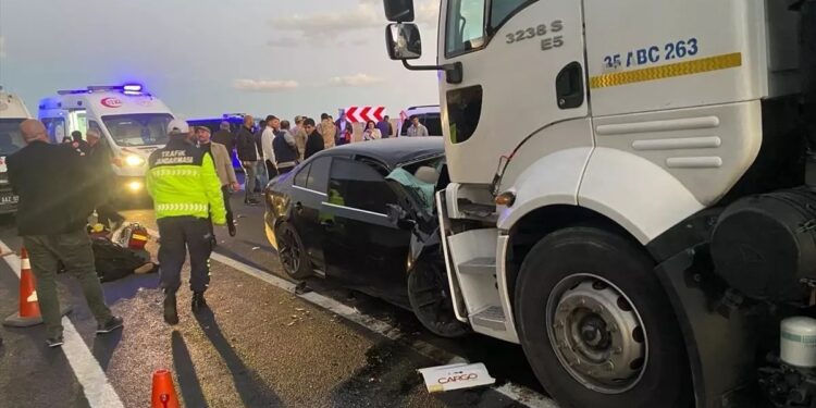 Minik avtomobili və yük maşını toqquşdu: 2 ölü, 5 yaralı