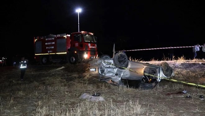 Avtomobil tarlaya aşdı: 2 ölü, 1 yaralı