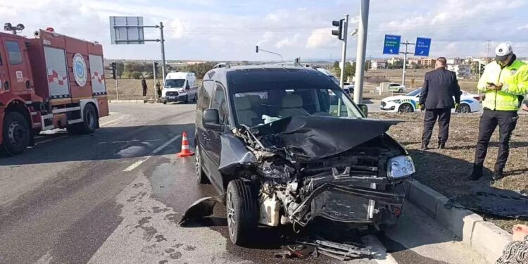 İki avtomobil toqquşdu: 3 yaralı