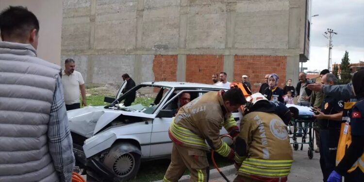 Avtomobi evin divarına çırpıldı: 2 yaralı