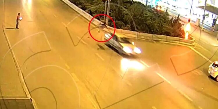 Minik avtomobili piyadanı vurdu