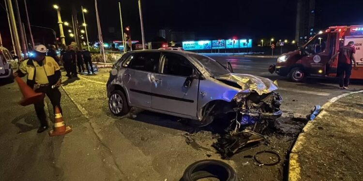 Avtomobil dirəyə və səkiyə çırpıldı: Sürücü yaralandı