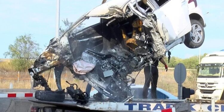 Avtomobil köşkə çırpıldı: Sürücü öldü