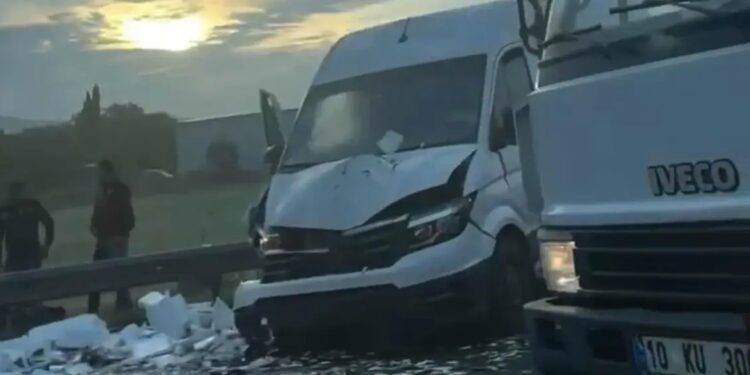 Təkəri partlayan avtomobil mikroavtobusa çırpıldı: 1 ölü, 4 yaralı