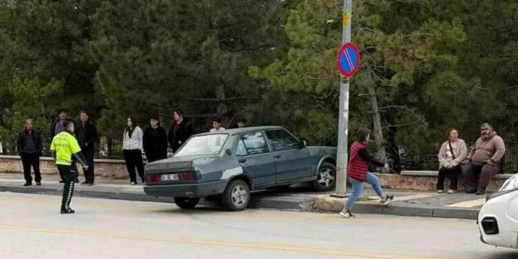 Avtomobil səkiyə çırpıdı: Piyada yaralandı