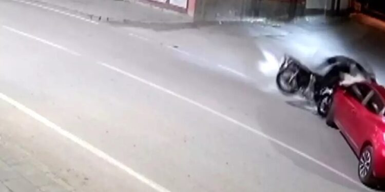 Minik avtomobili və motosiklet toqquşdu: 1 yaralı