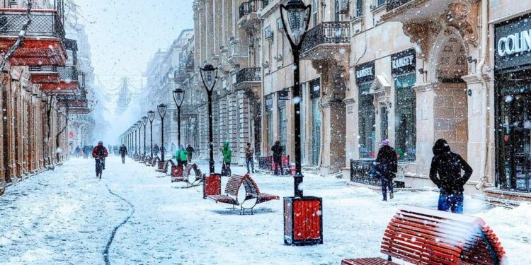 Bakıda qarlı havalara görə hazırlıq başladı - FOTO