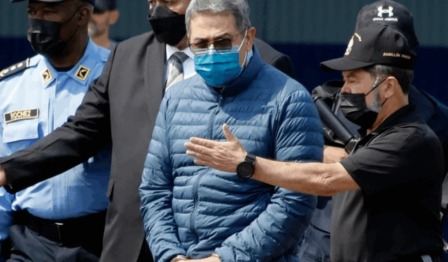 Tramp həbs olunan prezidenti əfv etdi