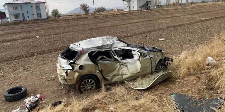 Avtomobil yol kənarına aşdı: Sürücü yaralandı