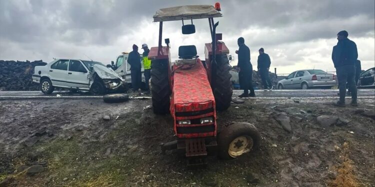 Minik avtomobili və traktor toqquşdu: 5 yaralı
