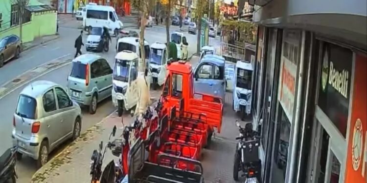 Minik avtomobili və mikroavtobus toqquşdu: 13 yaşlı uşaq yaralandı