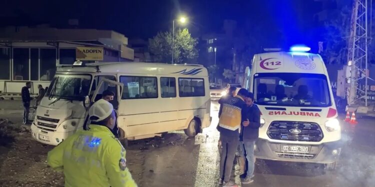 Minik avtomobili və mikroavtobus toqquşdu: 3 yaralı