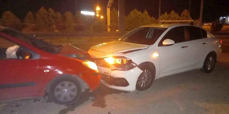 Minik avtomobili polis avtomobilinə çırpıldı: 2 yaralı