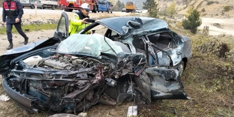 Minik avtomobili və yük maşını toqquşdu: 1 ölü, 1 yaralı