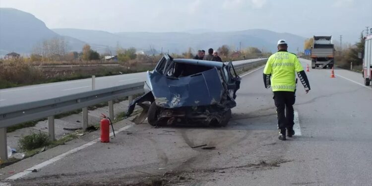 Minik avtomobili və TIR toqquşdu: 2 yaralı