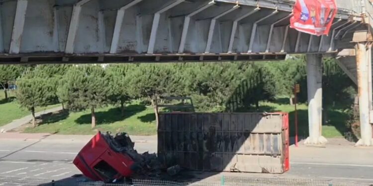 TIR-ın yükü körpüyə çırpıldı