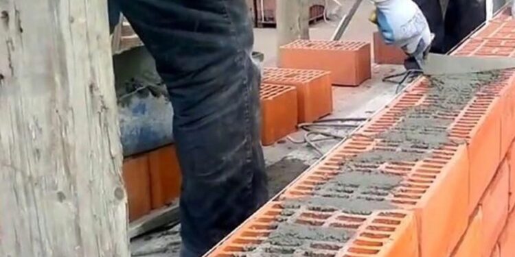 Fəhlə inşaatdan yıxıldı