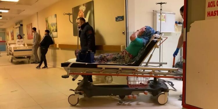 Təkəri partlayan avtomobil yol kənarına aşdı: Sürücü yaralandı