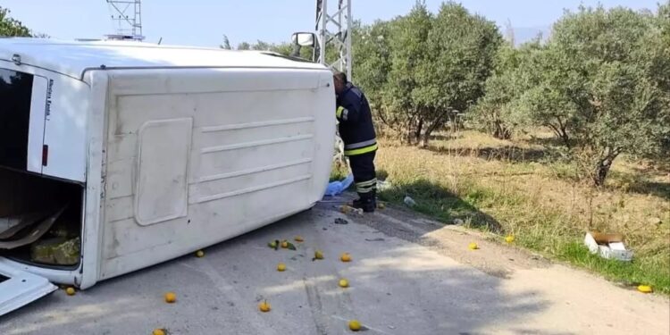 Minik avtomobili və mikroavtobus toqquşdu: 2 yaralı