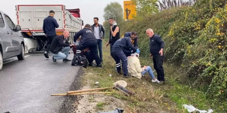 Minik avtomobili və TIR toqquşdu: 3 yaralı