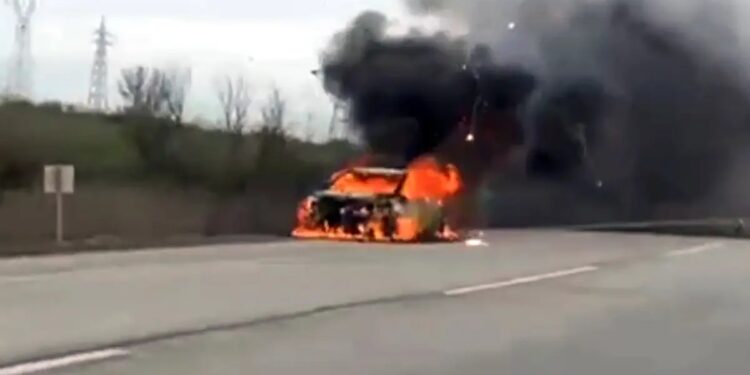 Hərəkətdə olan avtomobil yandı