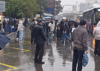 Yağışda avtobus gözləyən sərnişinlərə AYNA-dan CAVAB