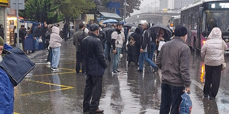 Yağışda avtobus gözləyən sərnişinlərə AYNA-dan CAVAB