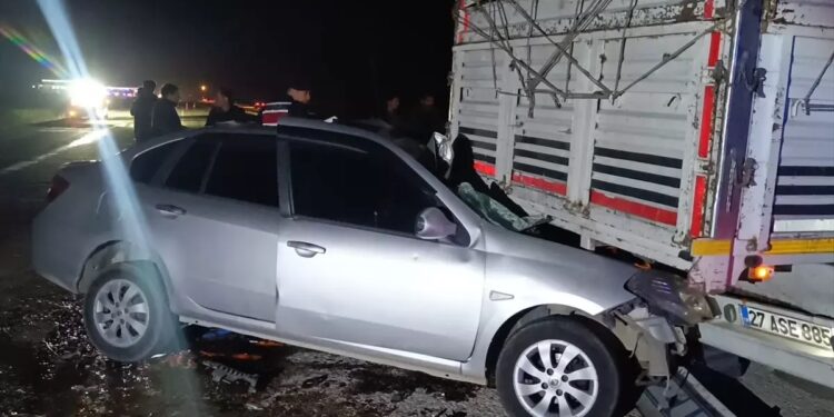 Minik avtomobili və yük maşını toqquşdu: 2 yaralı