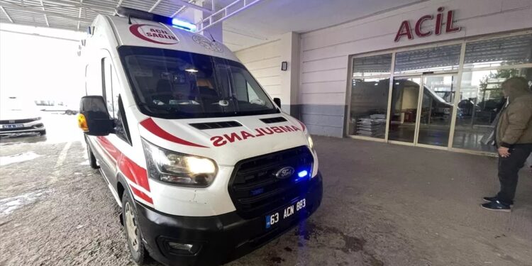 Avtomobil asvaltvuran mexanika ilə toqquşdu: 3 yaralı
