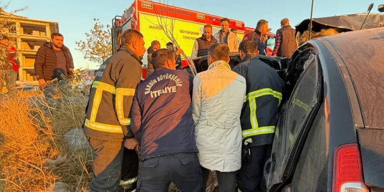 Avtomobil yol kənarına aşdı: 3 yaralı