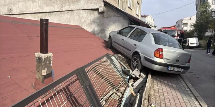 Avtomobil evin damına çırpıldı