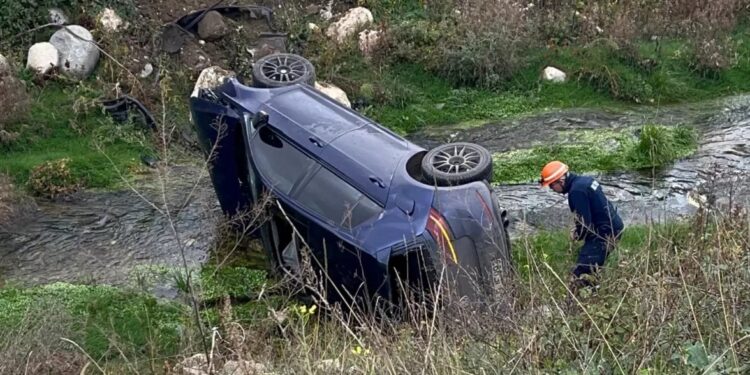 Avtomobil çaya aşdı: 2 yaralı