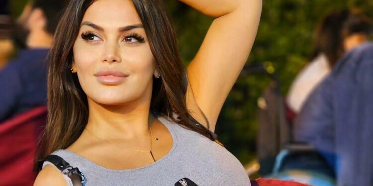 Qumral ilk dəfə canlı oxudu - tənqid olundu - VİDEO