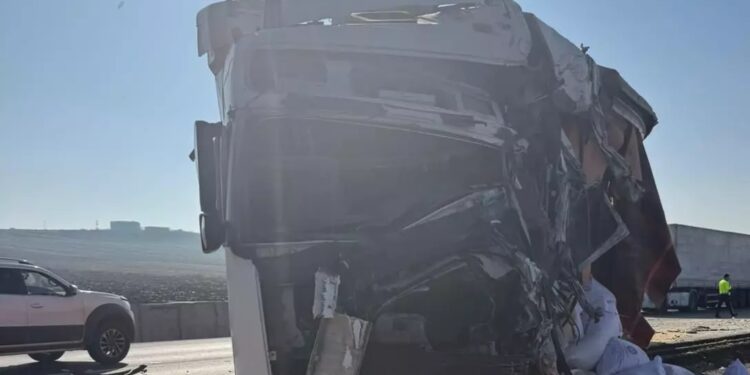 TIR və minik avtomobili toqquşdu: 3 yaralı