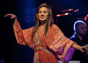 Məşhur müğənni səhnədə “parik”ini çıxarıb yallı getdi – VİDEO