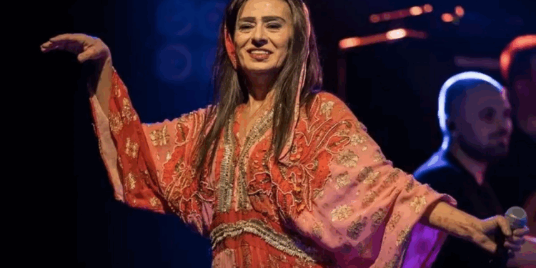 Məşhur müğənni səhnədə "parik"ini çıxarıb yallı getdi - VİDEO