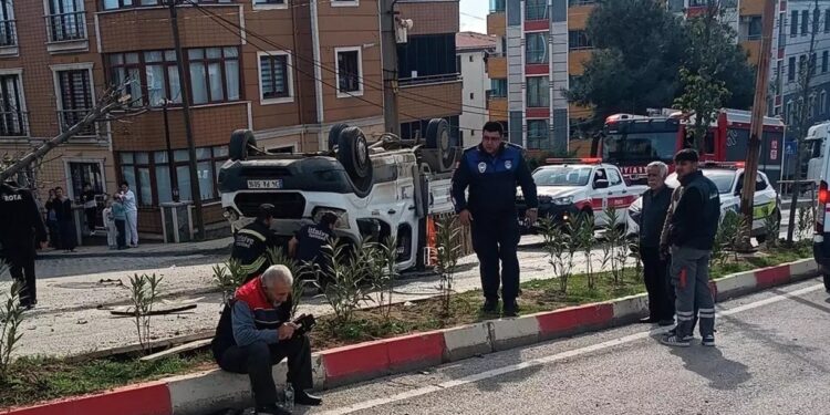 Minik avtomobili və yük maşını toqquşdu: 2 yaralı