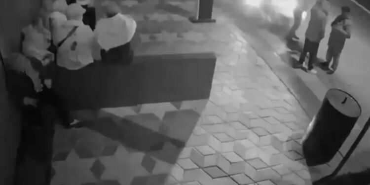 Minik avtomobili avtobus dayanacağına çırpıldı: 6 yaralı